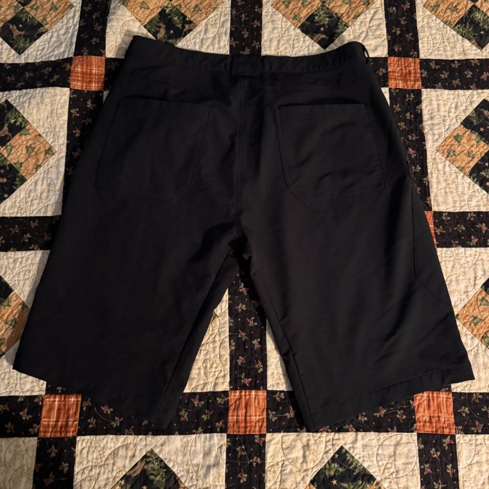 Helly Hansen Black Shorts Size XL - Picture 2 of 4